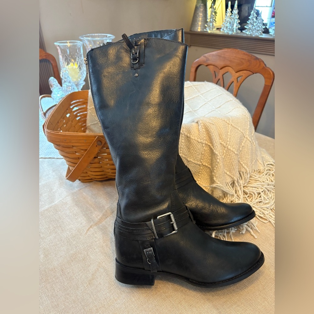 Knee high black leather boots 8w